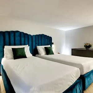 2* לינה וארוחת בוקר Piazza Farnese Luxury